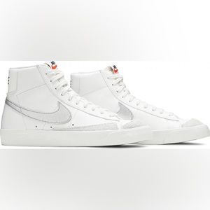WMNS NIKE BLAZER MID 77 SUMMIT WHITE-METALLIC SILVER SZ 8.5 (CZ1055-112)